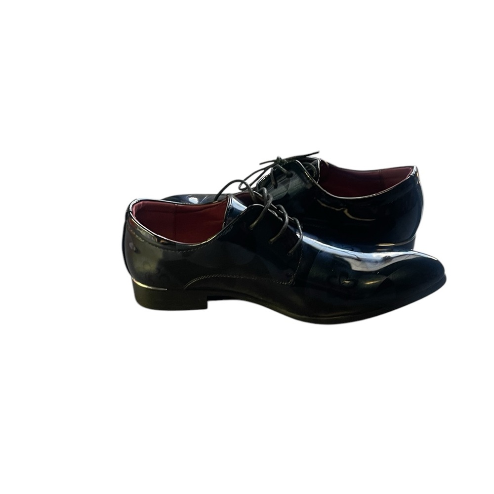Black Patent Leather Oxfords with Sleek Silhouette